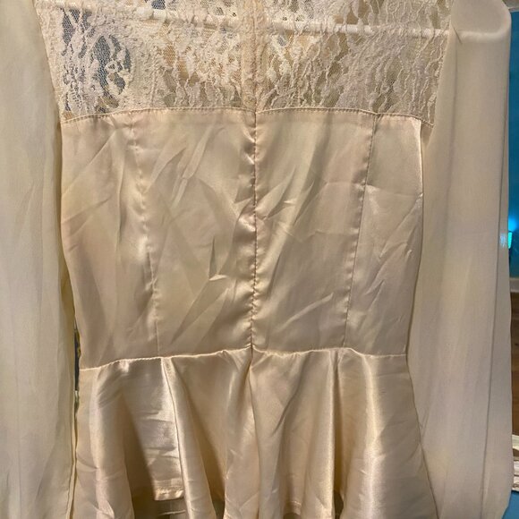 Ladies Top, Off White, Lace and Ruffled hem Size Small - Picture 3 of 7